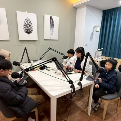 錄音室錄音，20分鐘的故事常常要花2個多小時才錄製完成。