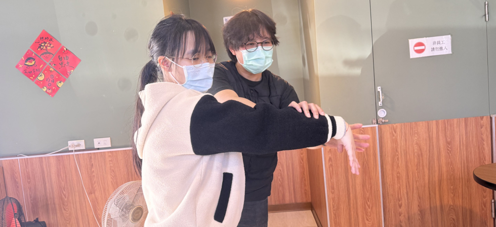 復健師指導正確復健動作與調整姿勢