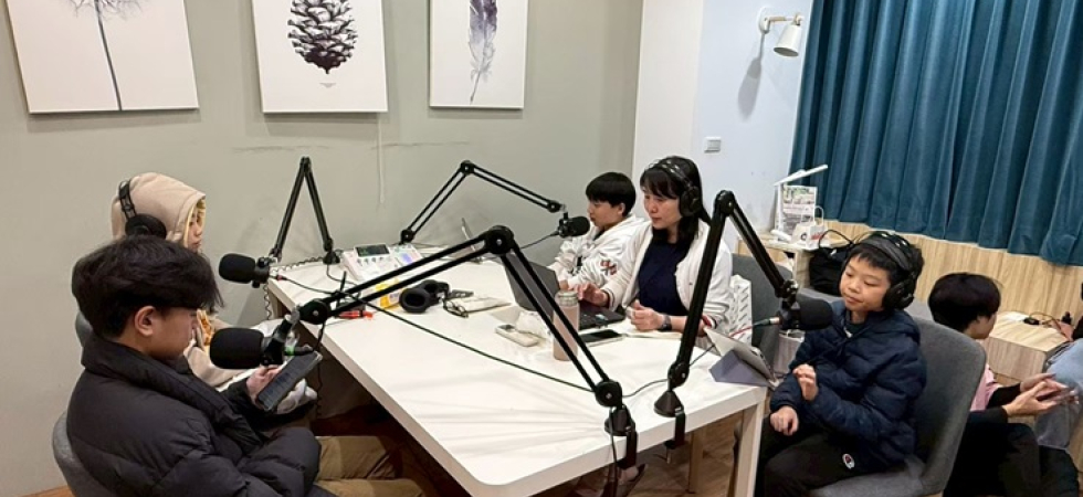 錄音室錄音，20分鐘的故事常常要花2個多小時才錄製完成。