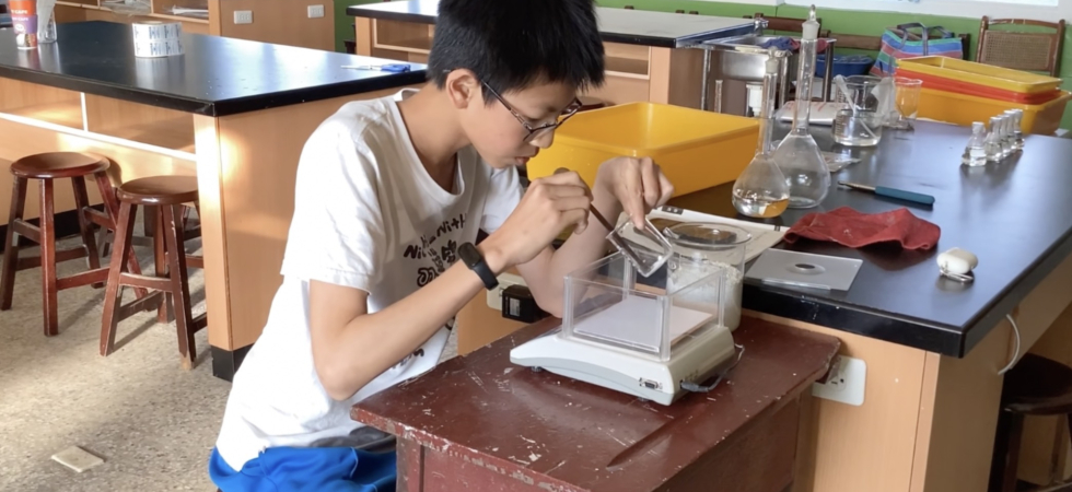 將廢棄蚵殼經過高溫段燒成蚵殼粉後開始進行各種實驗
